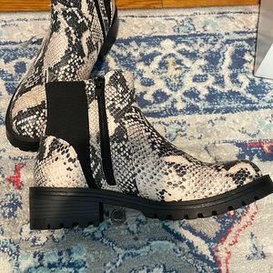 NEVER WORN UNIVERSAL THREAD BOOTS